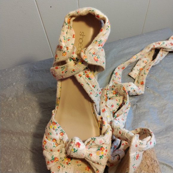 Shoe Dazzle White Floral Wedges 10 Sandals - Picture 6 of 10